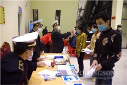 Tiếp nhận 70 công dân Việt Nam do Trung Quốc trao trả